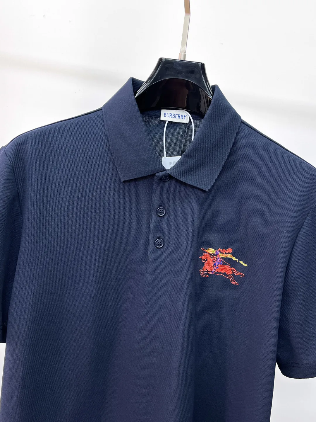 Burberry New Arrival Polo shirt, complete with three labels, original fabric, original customized accessories, official Same Style, made of 210g pure cotton pique fabric, customized same-tank dyed fabric, very comfortable and smooth to the touch, very wide and stylish, produced by the first-line brand Factory, imported Behringer embroidery machine, embroidery is full and textured, the collar rib is woven with imported yarn, does not deform after long-term wear, the most New Arrival style in spring and summer, fashionable and individual Super Versatile and good-looking. It is very suitable for both men and women. It is a must-have for everyone. Size: S-XXL